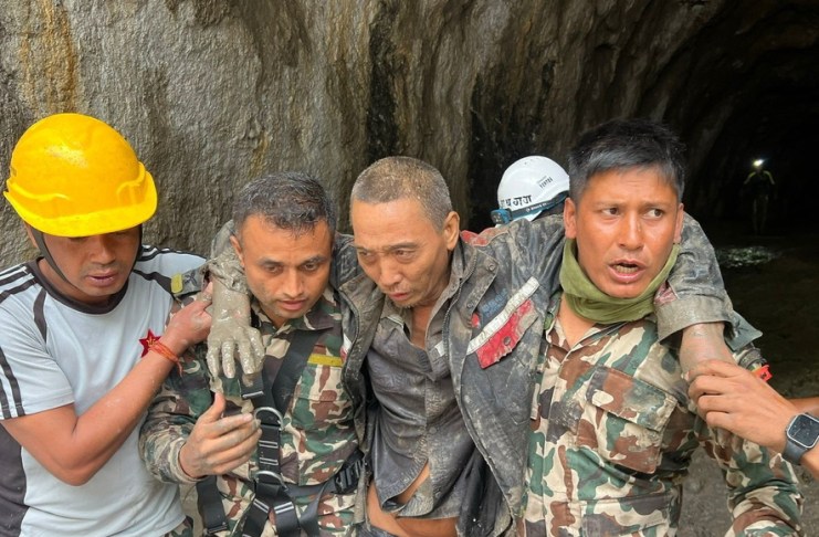 Un grupo de militares del Nepal rescata a un trabajador chino de un túnel de Upper Trishuli-1, en Rasuwa, el 5 de septiembre. EFE/NEPAL ARMY HANDOUT HANDOUT EDITORIAL USE ONLY/NO SALES