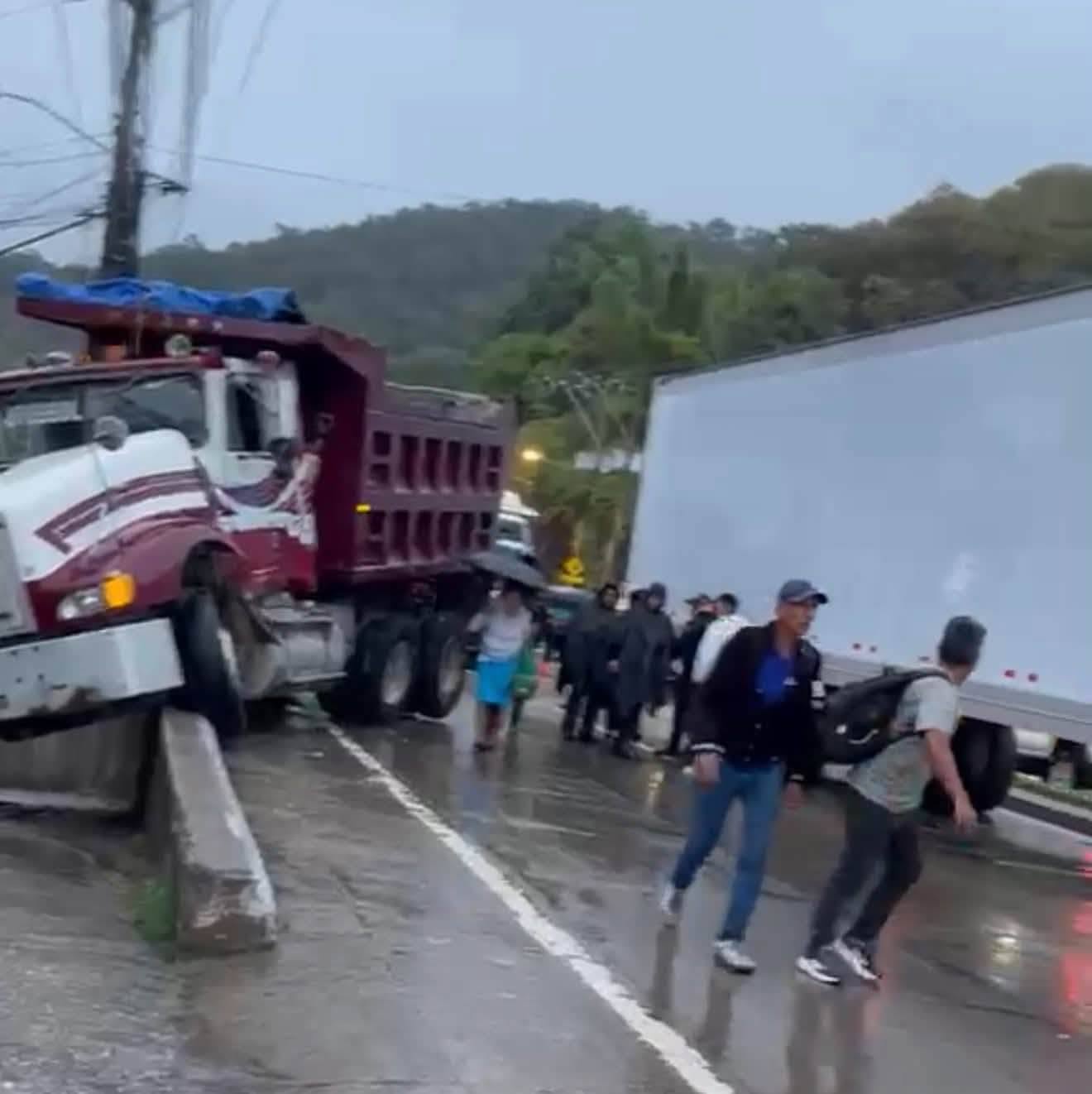 Accidente en el kilómetro 17 de la CA-9 Norte. Foto La Hora: FB Ruta al Atlántico CA-9 región norte