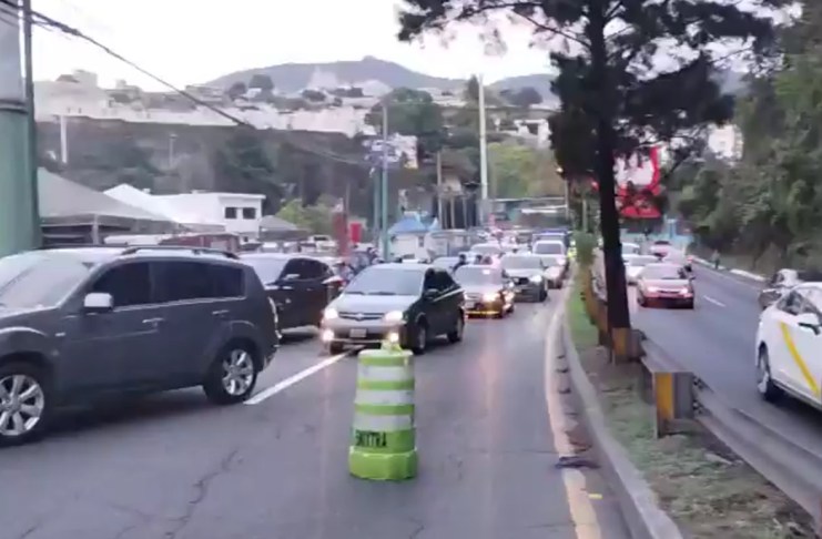 Muerte de motorista en ruta Interamericana obliga a las autoridades de tránsito a cerrar dos carriles El fallecimiento de un motorista en el km. 15.8 de la ruta Interamericana obligó a la PMT a cerrar dos carriles mientras se realizan las diligencias correspondientes.