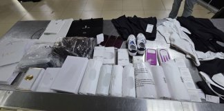 Celulares, perfumes y ropa: SAT detecta supuesto producto sin declarar y retiene mercancía valorada en Q40 mil SAT retiene mercancía por más de Q40 mil tras detectar productos sin declarar.