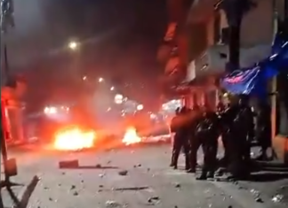 Lanzan piedras y queman una motocicleta de la PNC durante disturbios en Santa Isabel, Villa Nueva Agentes de la PNC se enfrentaron con manifestantes durante el intento de liberar el paso en Santa Isabel, Villa Nueva. Foto La Hora: SaptaDigital