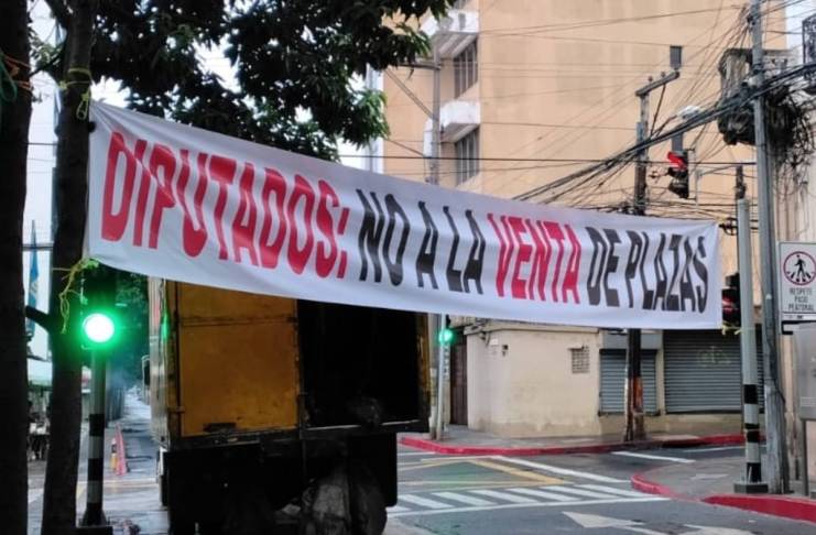 Sin paso por el Congreso, PMT confirma bloqueo en la 8a. avenida de la zona 1 Sin paso por el Congreso, PMT confirma bloqueo en la 8 avenida de la zona 1