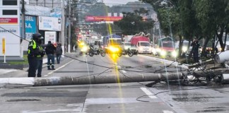 Un poste y cables de alta tensión bloquean el kilómetro 13 de la ruta al Atlántico, en la zona 25 capitalina, y complican el tráfico en el sector.