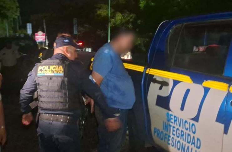 Tras denuncia ciudadana, PNC recupera vehículo robado que circulaba con otras placas Tras una denuncia ciudadana, PNC logra recuperar vehículo robado con otras placas