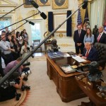 Las principales cadenas de TV de EE. UU. suspendieron la cobertura conjunta de Trump luego del veto de la Casa Blanca a CNN, MS NOW y Politico.