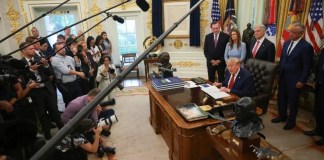 Cadenas de TV de EE. UU. suspenden cobertura conjunta de Trump tras veto a medios Las principales cadenas de TV de EE. UU. suspendieron la cobertura conjunta de Trump luego del veto de la Casa Blanca a CNN, MS NOW y Politico.