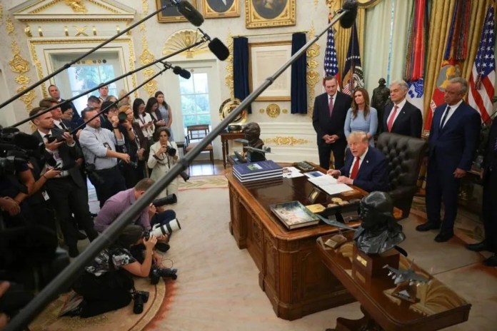 Trump Las principales cadenas de TV de EE. UU. suspendieron la cobertura conjunta de Trump luego del veto de la Casa Blanca a CNN, MS NOW y Politico.