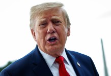 El presidente de EE.UU., Donald Trump, habla con miembros de la prensa antes de partir del nuevo helipuerto South Lawn en el Marine One en la Casa Blanca en Washington, DC, EE.UU. EFE/EPA/Samuel Corum