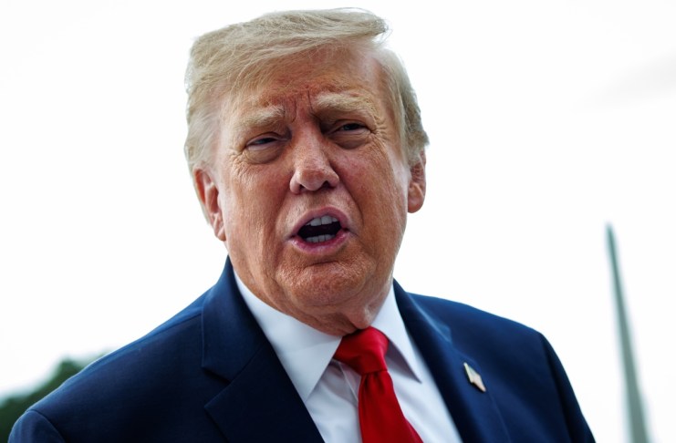 El presidente de EE.UU., Donald Trump, habla con miembros de la prensa antes de partir del nuevo helipuerto South Lawn en el Marine One en la Casa Blanca en Washington, DC, EE.UU. EFE/EPA/Samuel Corum