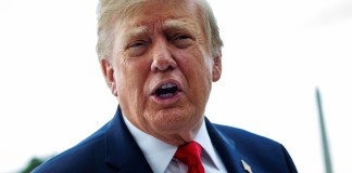 Trump cree que habrá un acuerdo con Cuba y dice que no será “necesaria” una intervención militar El presidente de EE.UU., Donald Trump, habla con miembros de la prensa antes de partir del nuevo helipuerto South Lawn en el Marine One en la Casa Blanca en Washington, DC, EE.UU. EFE/EPA/Samuel Corum