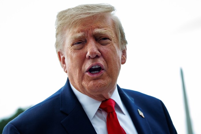Trump cree que hará un acuerdo con Cuba y que no será "necesaria" una intervención militar El presidente de EE.UU., Donald Trump, habla con miembros de la prensa antes de partir del nuevo helipuerto South Lawn en el Marine One en la Casa Blanca en Washington, DC, EE.UU. EFE/EPA/Samuel Corum