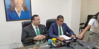 Los diputados de la UNE, José Inés Castillo, y Julio Portillo, dan a conocer de la denuncia por bloqueos. Foto: La Hora