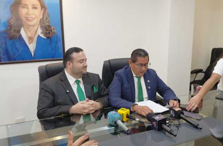 Los diputados de la UNE, José Inés Castillo, y Julio Portillo, dan a conocer de la denuncia por bloqueos. Foto: La Hora