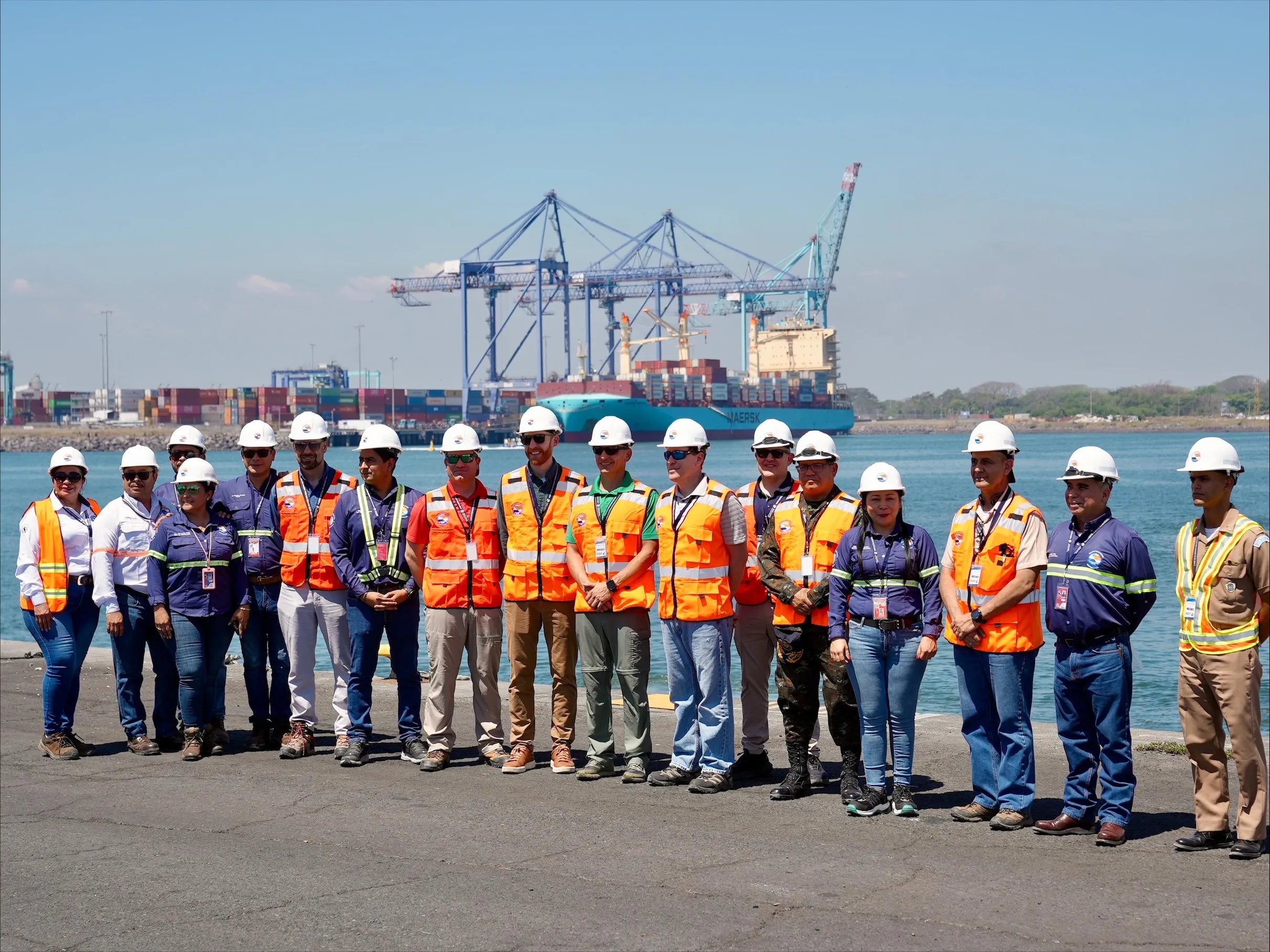 Representantes del Cuerpo de Ingenieros de EE. UU. y del Ejército de Guatemala, durante una visita a Puerto Quetzal en febrero de 2025.