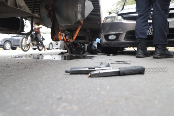 Un herido y un fallecido en un confuso incidente armado complica el transito en la Roosevelt Un herido y un fallecido en un confuso incidente armado complica el tránsito en la Roosevelt