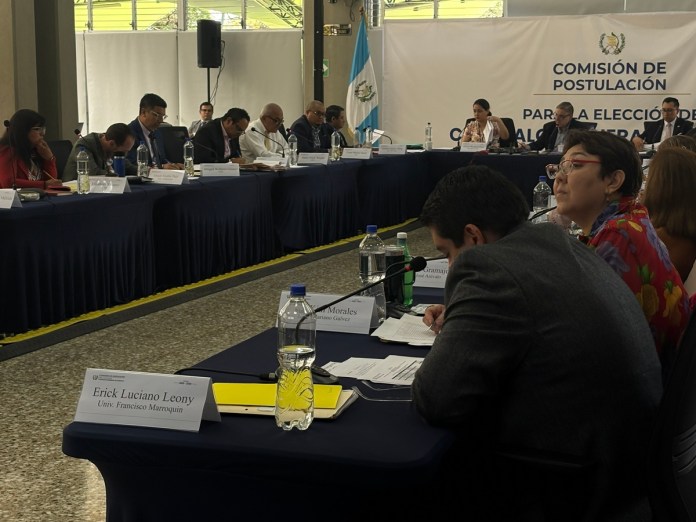 Comisión de Postulación para la elección de Contralor durante la votación para la nómina final. Foto La Hora: Daniel Ramírez