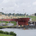 Fotografía que muestra un buque navegando por las esclusas de Agua Clara en el Canal de Panamá, en Colón (Panamá). Foto La Hora: EFE