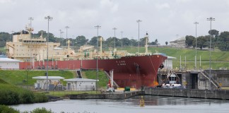 Fotografía que muestra un buque navegando por las esclusas de Agua Clara en el Canal de Panamá, en Colón (Panamá). Foto La Hora: EFE