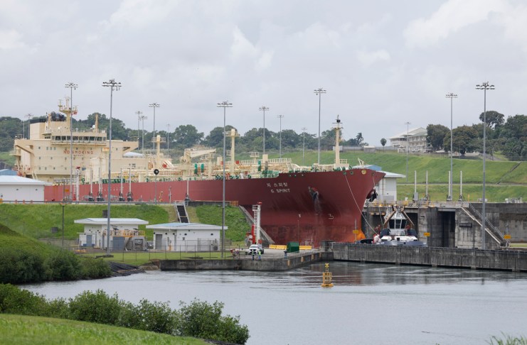 Fotografía que muestra un buque navegando por las esclusas de Agua Clara en el Canal de Panamá, en Colón (Panamá). Foto La Hora: EFE