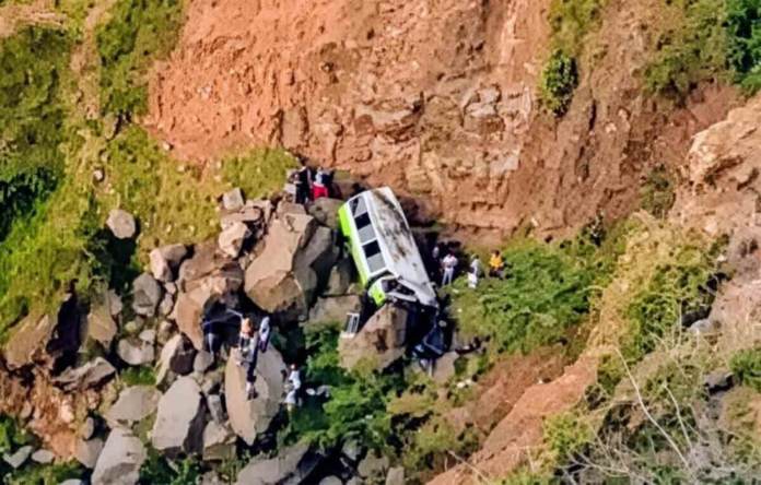 Un bus con estudiantes cayó a un precipicio en Cabo Verde, donde se contabilizan 25 víctimas mortales. Foto La Hora: Jornal A Redação