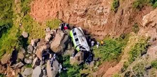 Un bus con estudiantes cayó a un precipicio en Cabo Verde, donde se contabilizan 25 víctimas mortales. Foto La Hora: Jornal A Redação