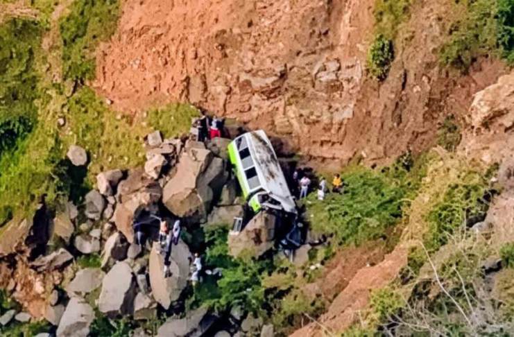 Tragedia en Cabo Verde: 25 fallecidos tras accidentarse un bus con estudiantes Un bus con estudiantes cayó a un precipicio en Cabo Verde, donde se contabilizan 25 víctimas mortales. Foto La Hora: Jornal A Redação