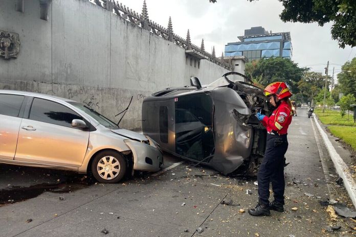 Un vehículo volcado y conductores ilesos dejó un incidente tránsito en la zona 10 durante las primeras horas de este domingo. Foto La Hora: Bomberos Municipales