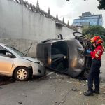 Un vehículo volcado y conductores ilesos dejó un incidente tránsito en la zona 10 durante las primeras horas de este domingo. Foto La Hora: Bomberos Municipales