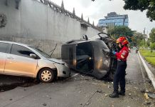 Un vehículo volcado y conductores ilesos dejó un incidente tránsito en la zona 10 durante las primeras horas de este domingo. Foto La Hora: Bomberos Municipales