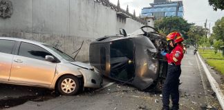 Un vehículo volcado y conductores ilesos dejó un incidente tránsito en la zona 10 durante las primeras horas de este domingo. Foto La Hora: Bomberos Municipales