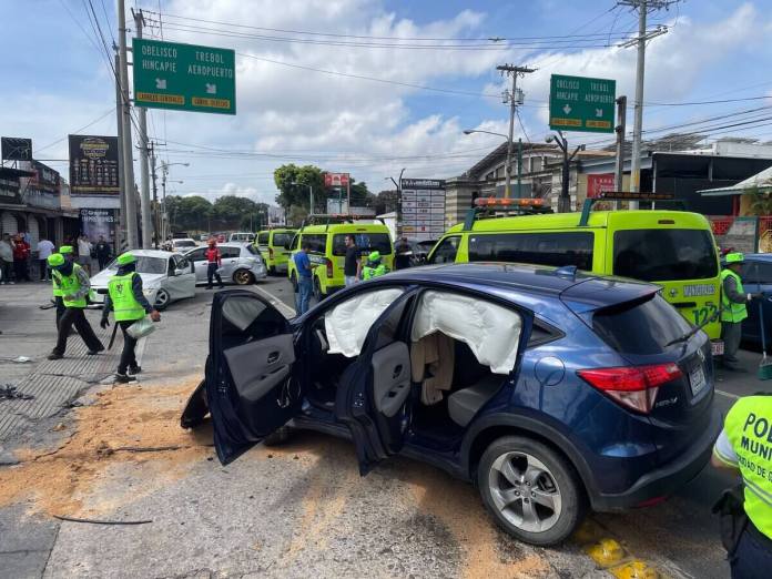 Una triple colisión se registró en la zona 9 el cual dejó personas heridas, sinedo este el segundo accidente del día en el sector. Foto La Hora: Bomberos Municipales