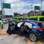 Una triple colisión se registró en la zona 9 el cual dejó personas heridas, sinedo este el segundo accidente del día en el sector. Foto La Hora: Bomberos Municipales