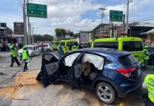 Una triple colisión se registró en la zona 9 el cual dejó personas heridas, sinedo este el segundo accidente del día en el sector. Foto La Hora: Bomberos Municipales