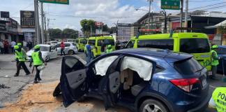 Triple colisión deja tres heridos en zona 9 Una triple colisión se registró en la zona 9 el cual dejó personas heridas, sinedo este el segundo accidente del día en el sector. Foto La Hora: Bomberos Municipales