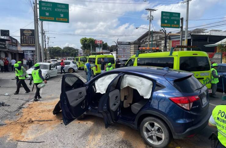 Una triple colisión se registró en la zona 9 el cual dejó personas heridas, sinedo este el segundo accidente del día en el sector. Foto La Hora: Bomberos Municipales