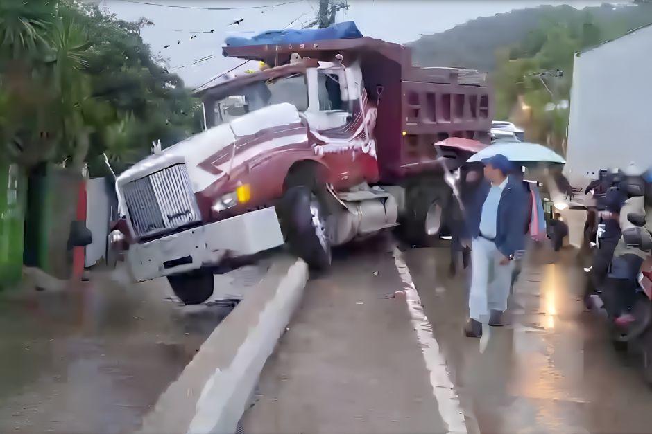 El piloto de un camión perdió el control cuando transitaba por el kilómetro 17 de la ruta al Atlántico, en Llano Largo, y una serie de incidentes ocurridos después afectaron a quienes se dirigían a la ciudad en las primeras horas de la mañana, el miércoles 23 de septiembre.