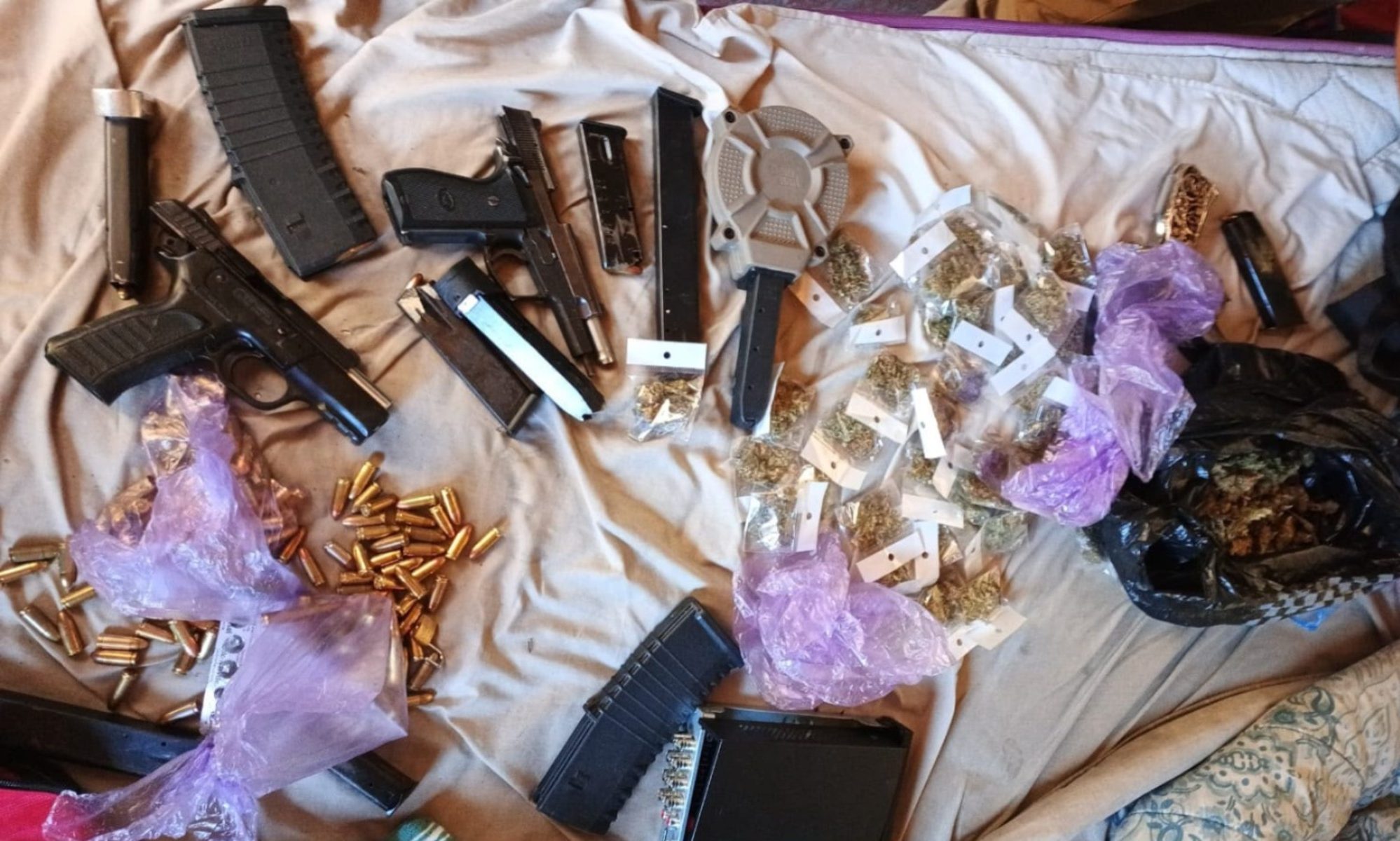 Armas y drogas ubicadas durante allanamiento en zona 1.Foto: PNC