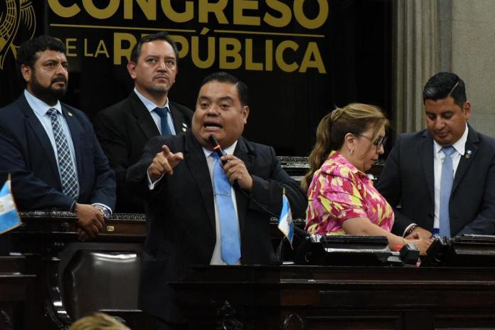 allanexoneracionimpuestosdiesel El diputado Allan Rodríguez busca convencer a sus colegas para aprobar la exoneración de dos impuestos relacionados con el petróleo y combustibles. Foto: La Hora / José Orozco