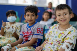 Niños en la inauguración del ciclo escolar de la escuela hospitalaria en el Hospital Roosevelt. Foto La Hora: Ministerio de Salud Pública y Asistencia Social.