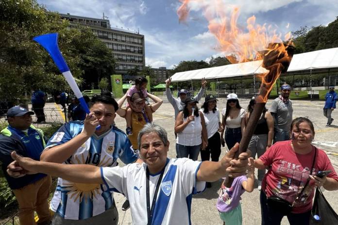 Guatemaltecos en la Municipalidad de Guatemala para encender su antorcha por el 205 aniversario de la Independencia. Foto: La Hora / José Orozco