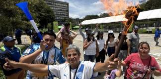 Guatemaltecos en la Municipalidad de Guatemala para encender su antorcha por el 205 aniversario de la Independencia. Foto: La Hora / José Orozco