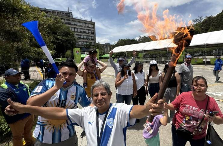 Antorchas dejan menos basura en las calles de Ciudad de Guatemala, según Gobernación Departamental Guatemaltecos en la Municipalidad de Guatemala para encender su antorcha por el 205 aniversario de la Independencia. Foto: La Hora / José Orozco