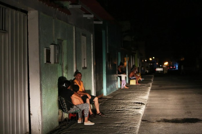 En varios estados de Venezuela, habitantes denuncian cortes eléctricos de hasta 16 horas.