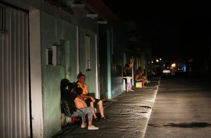 En varios estados de Venezuela, habitantes denuncian cortes eléctricos de hasta 16 horas.