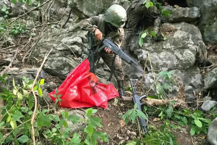 Tras la persecusión de un supuesto grupo armado, el ejército ubico armas que se creen son producto del tráfico ilegal. Foto La Hora: Ejército de Guatemala
