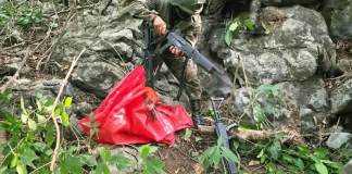 Tras la persecusión de un supuesto grupo armado, el ejército ubico armas que se creen son producto del tráfico ilegal. Foto La Hora: Ejército de Guatemala