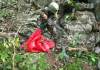 Tras la persecusión de un supuesto grupo armado, el ejército ubico armas que se creen son producto del tráfico ilegal. Foto La Hora: Ejército de Guatemala