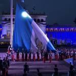 La izada de la bandera Nacional se realizó en el parque central. Foto La Hora: José Orozco
