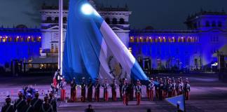 La izada de la bandera Nacional se realizó en el parque central. Foto La Hora: José Orozco