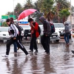 Personas caminan por una calle inundada debido a las fuertes lluvias en Pachuca (México) por tormenta tropical. Foto La Hora: EFE